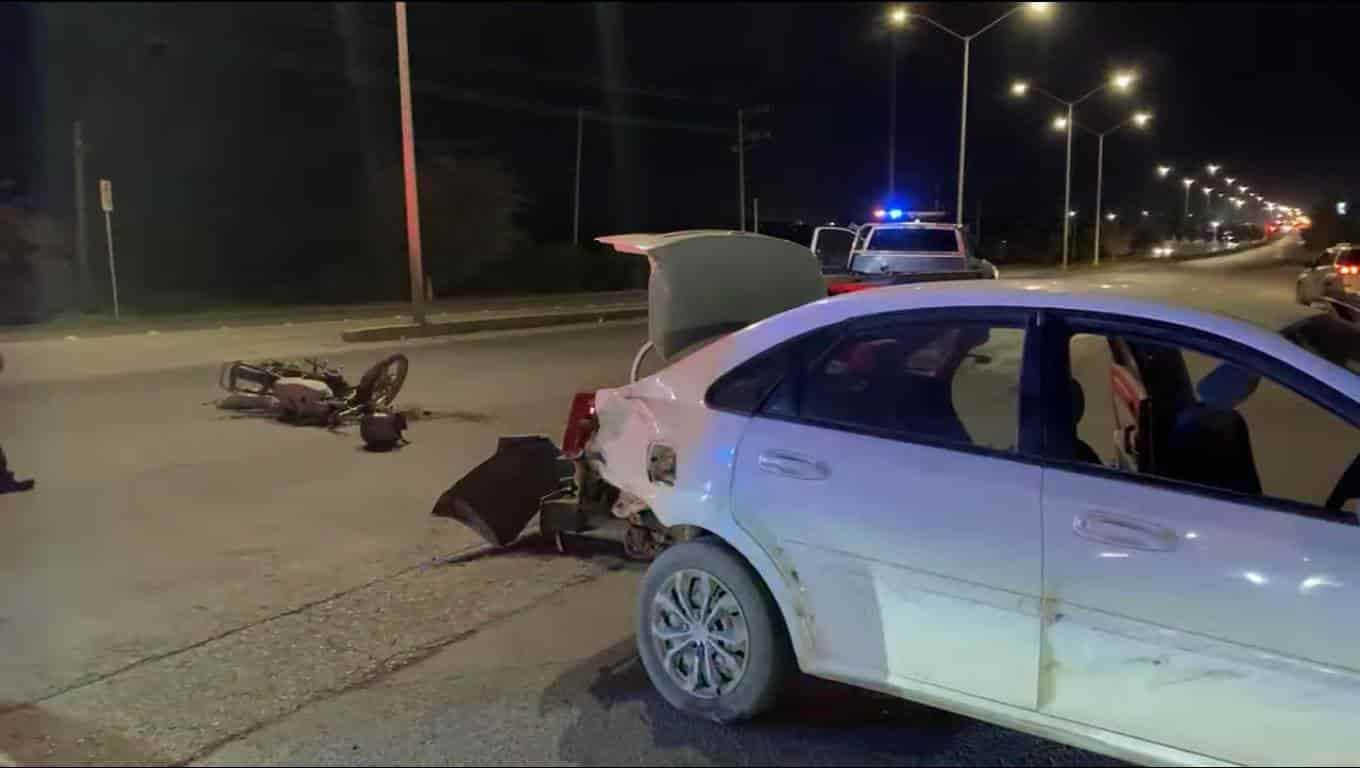 Un motociclista terminó con lesiones graves, después de estrellarse contra un automóvil, que intento dar una vuelta prohibida, en el municipio de Cadereyta.