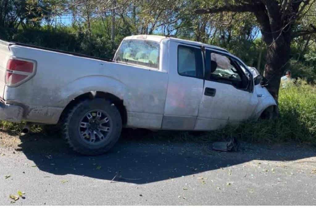 Dos hombres terminaron con lesiones de consideración, al estrellar la camioneta en que viajaban contra un árbol, ubicado a un costado de la Carretera Nacional, en el municipio de Montemorelos.