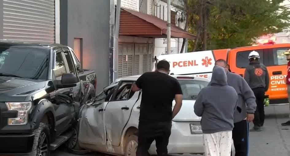 Daños materiales en diversos auto estacionados dejó un choque estrellamiento tras un incidente vial entre dos automovilistas en calles de la Colonia Topo Chico, ayer al norte del municipio de Monterrey.