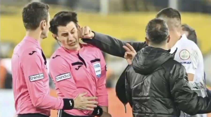 Agreden a árbitro en Turquía, suspenden liga