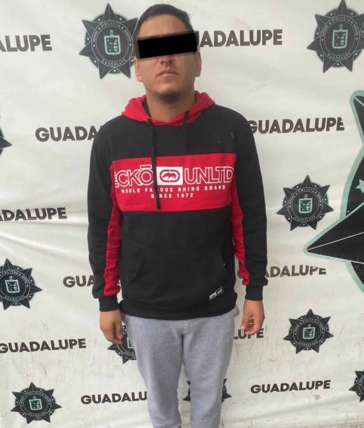 El presunto responsable de al menos 10 asaltos en los municipios de Apodaca, San Nicolás, Juárez y Guadalupe, fue detenido por elementos de la Unidad de Investigación Criminal de la Policía de Guadalupe, luego de que le encontraron droga en su poder.