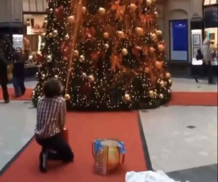 Activistas pintan árbol de Navidad en centro comercial de Alemania