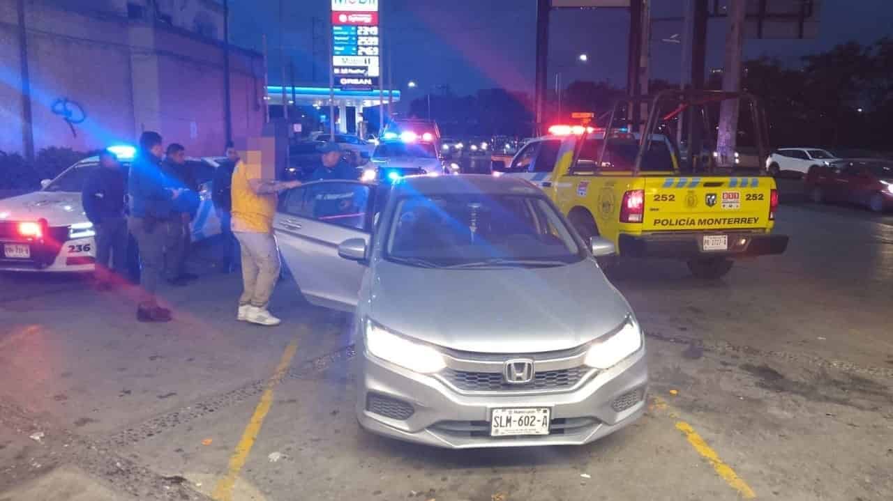La Policía de Monterrey brindó apoyo a un padre de familia que, a bordo de su vehículo, llevaba a su hijo con problemas de bronco aspiración, en la Colonia Buenos Aires.