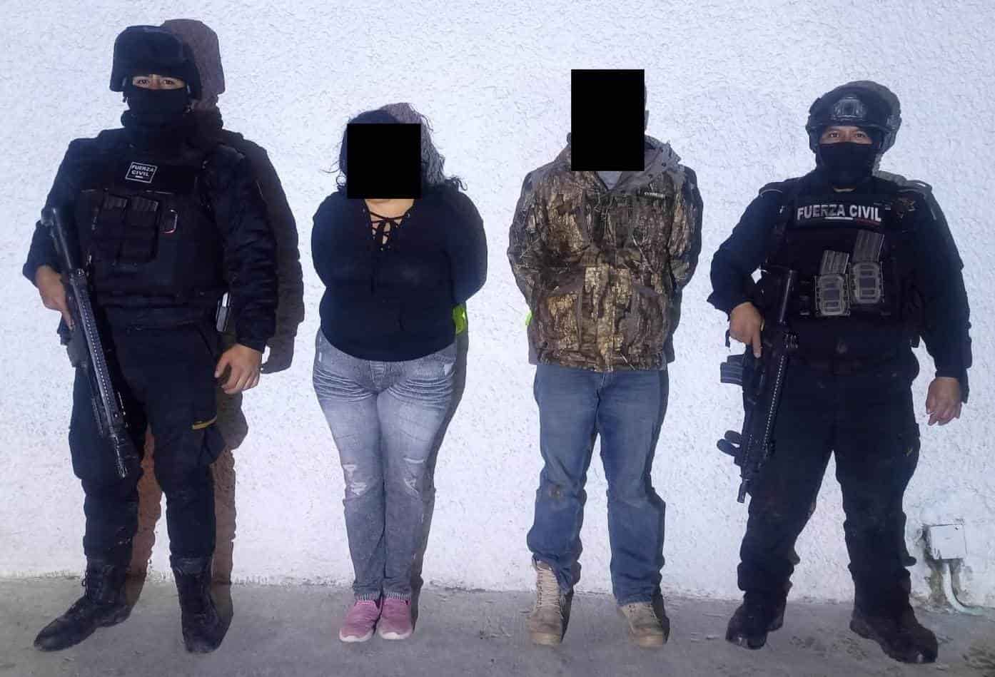 En posesión de dos armas largas de fuego y dos replicas de armas cortas, fue detenida una pareja por elementos de Fuerza Civil en el municipio de Los Ramones.
