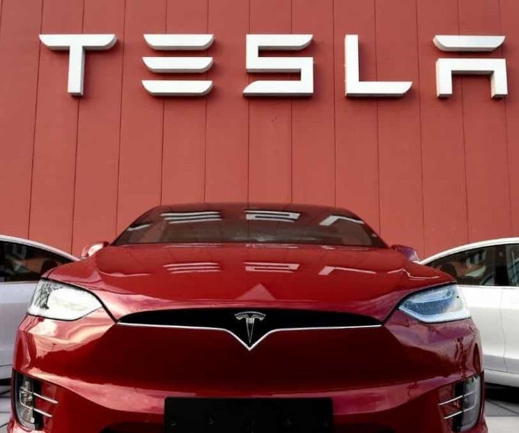 Por riesgo de conducción asistida Tesla revisa autos en EU