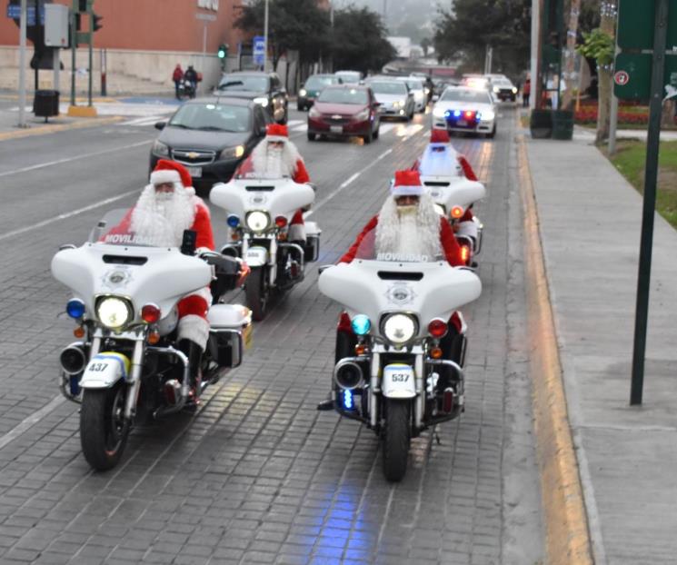 Impregnan Escuadrón Motorizado de Santaclós las calles de Monterrey