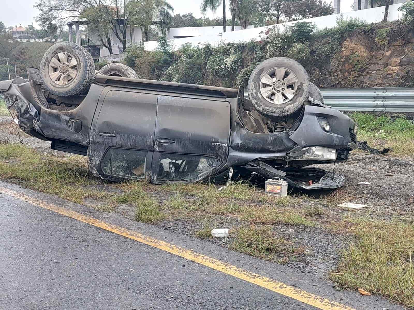 El conductor de una camioneta resultó ileso luego de volcar en la Carretera Nacional, ayer en el municipio de Allende, al parecer por el exceso de velocidad y el pavimento resbaladizo por la lluvia.