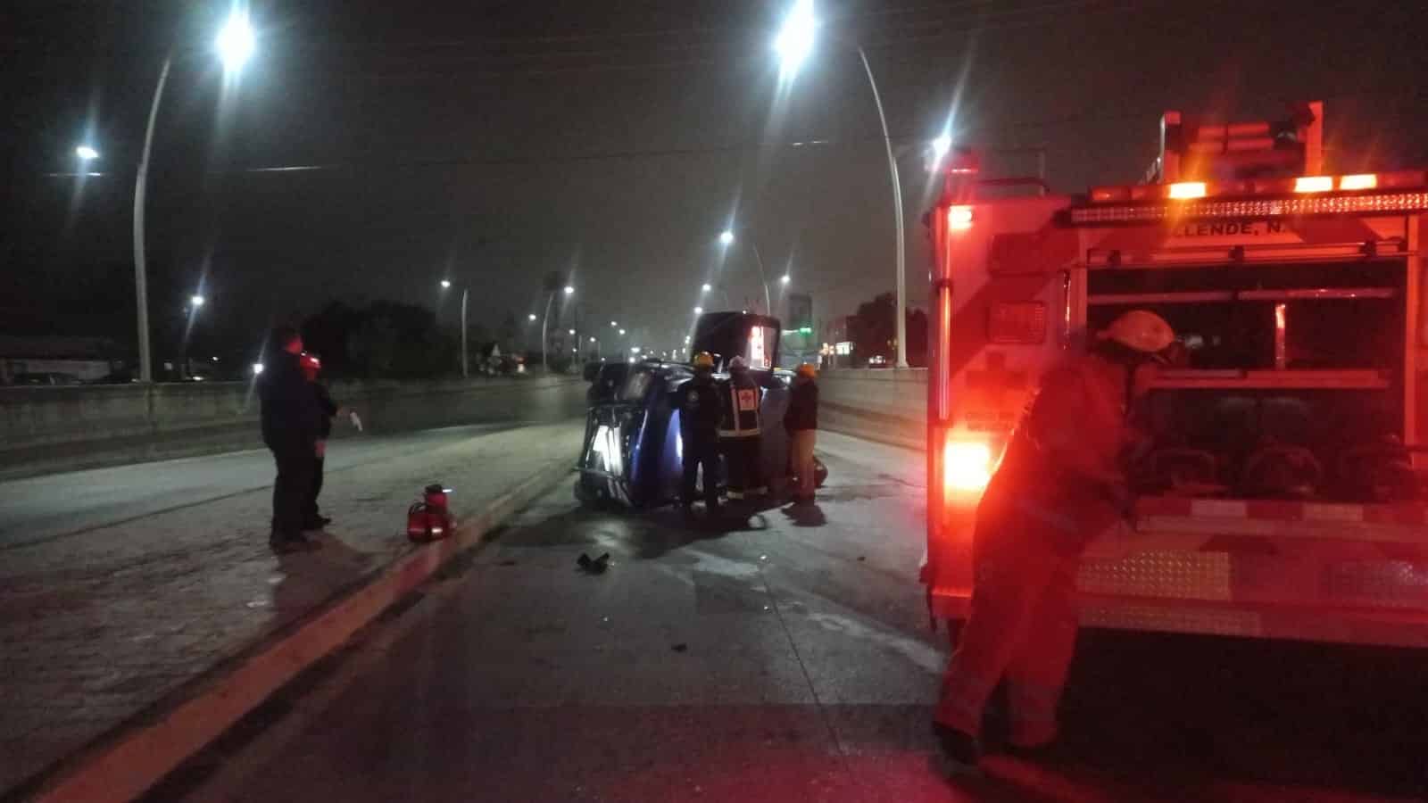 La volcadura de una camioneta en la Carretera Nacional, municipio de Allende, dejó ayer a una pareja lesionada.