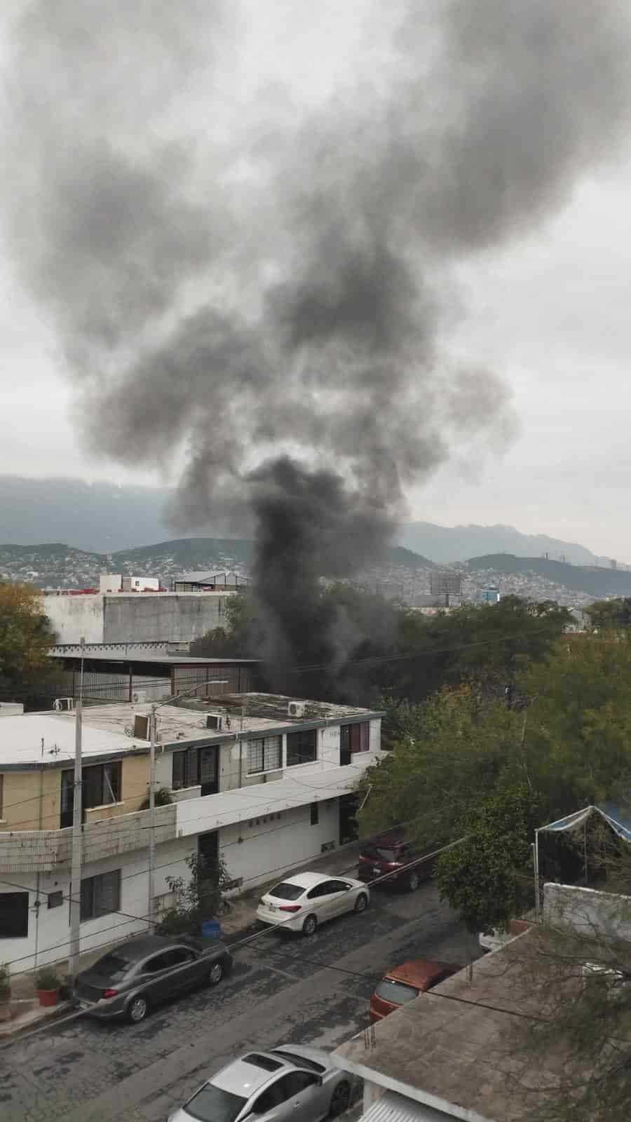 Una bodega que almacena muebles se incendió provocando la pronta movilización de los cuerpos de auxilio, al sur de la ciudad.