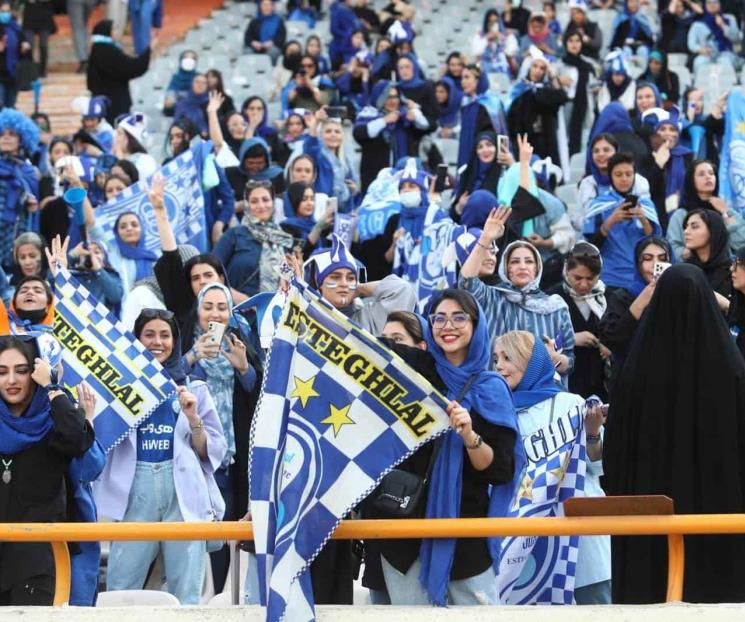 Ingresan mujeres a partido de futbol en Irán 