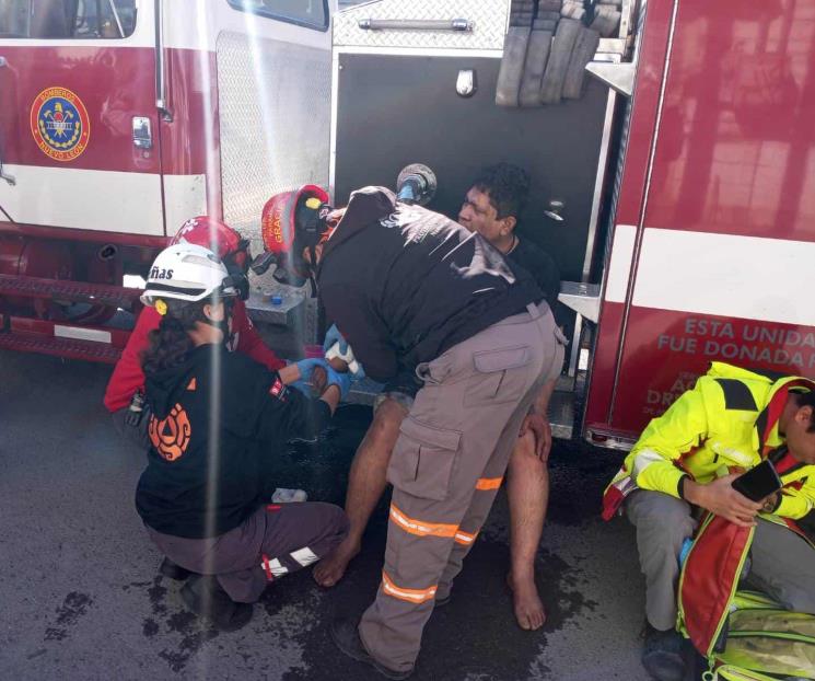 Rescatan a hombre de incendio en domicilio en la Talleres