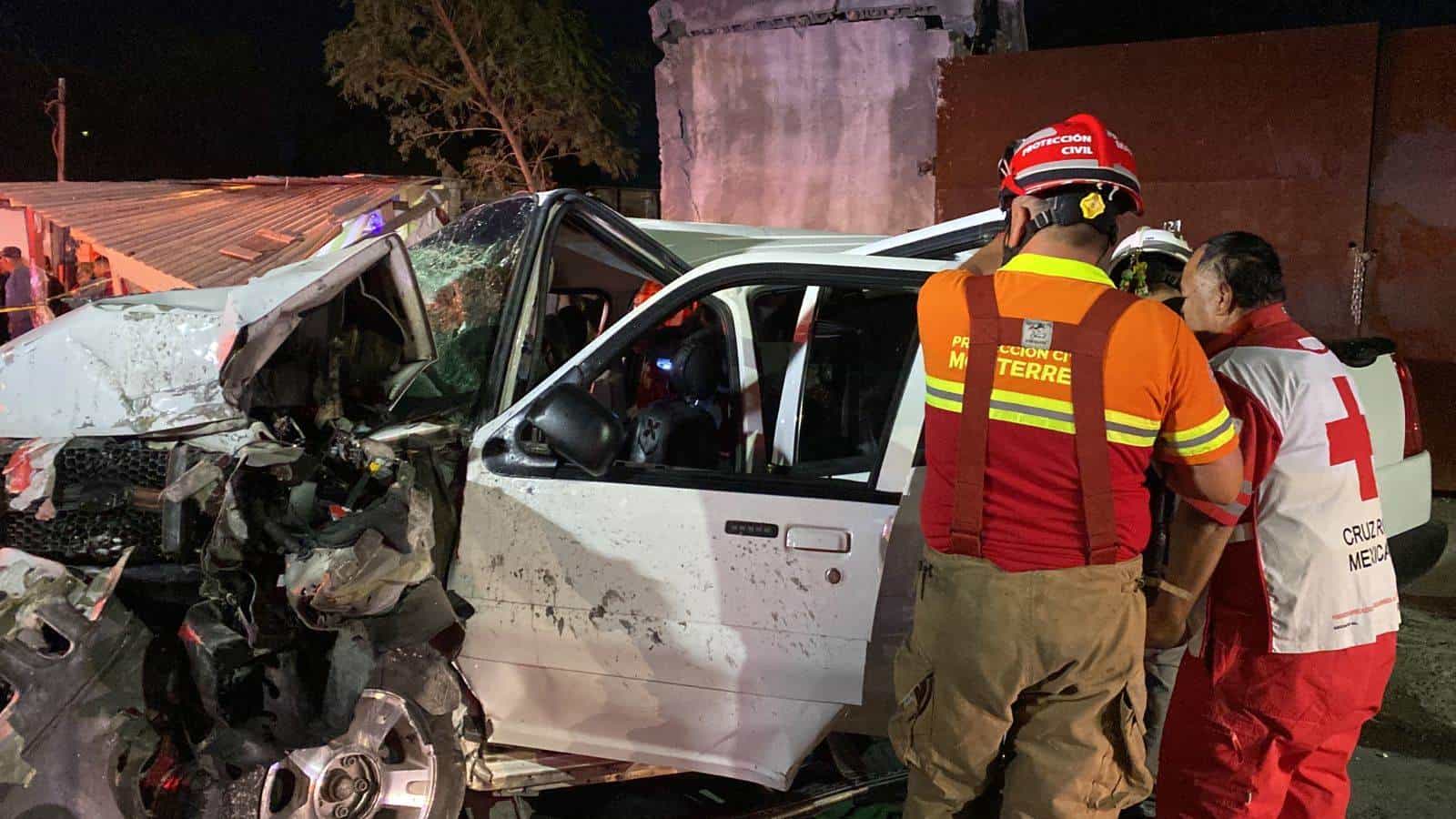 Una persona sin vida y cuatro lesionados, dejó el estrellamiento de una camioneta aparentemente a exceso de velocidad contra una barda, la madrugada de ayer en la Colonia Trazo Marco (zona de La Alianza), al norte del municipio de Monterrey.