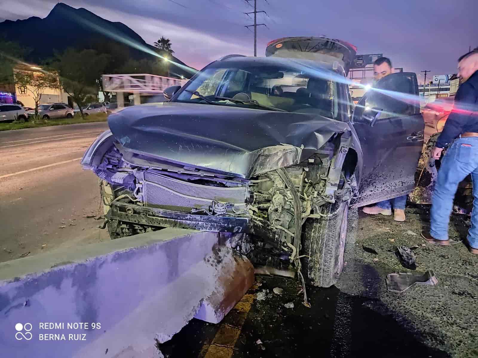 El exceso de velocidad aunado a la falta de pericia provocó que el conductor de un vehículo se estrellara contra una luminaria, en Guadalupe.