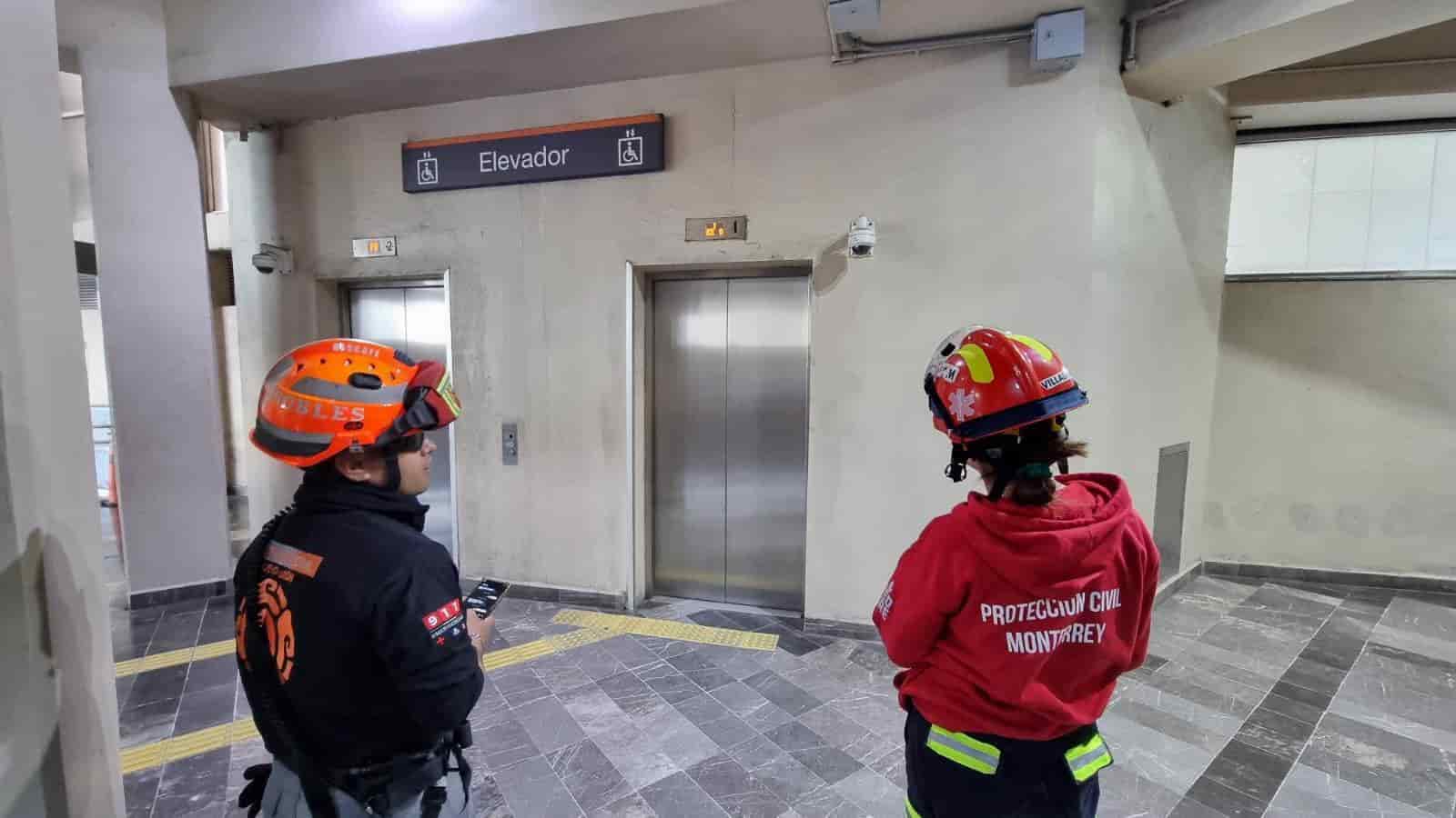 Gómez del metro, dejó a dos personas atrapadas quienes fueron rescatadas por elementos de Protección Civil de Monterrey y del Estado.