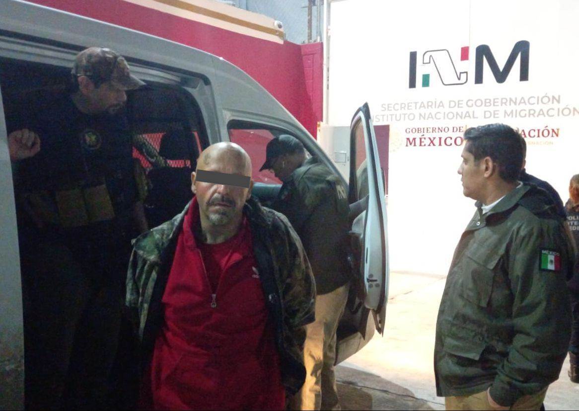 Un migrantes interceptado en la zona del Penny Riel, en la Colonia Reforma, Monterrey, fue detenido por la policía al no acreditar su estancia legal en el país y resultó que era buscado en Estados Unidos por disparar un arma de fuego contra un policía en Las Vegas, Nevada.
