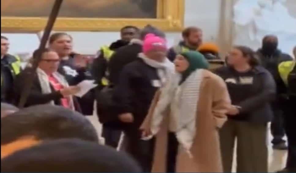 Activista musulmana Linda Sarsour lidera manifestación en EU