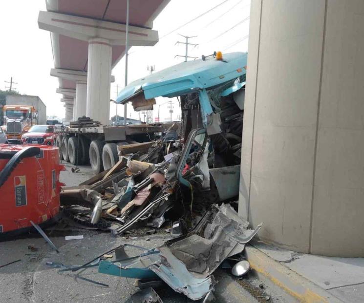 Choca tráiler contra columna del Metro