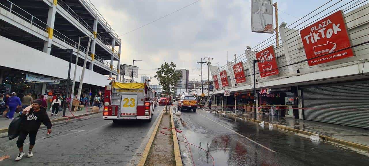 Al menos seis lesionados con síntomas de intoxicación, ocasionó ayer un incendio en un local de una plaza comercial del centro de Monterrey, además caos vial en el área.