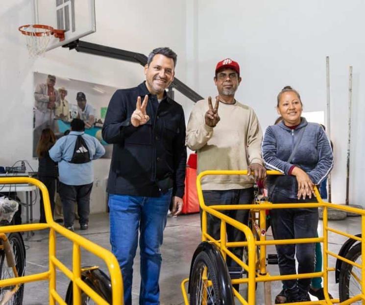 Entrega DIF de Guadalupe 25 triciclos a comerciantes