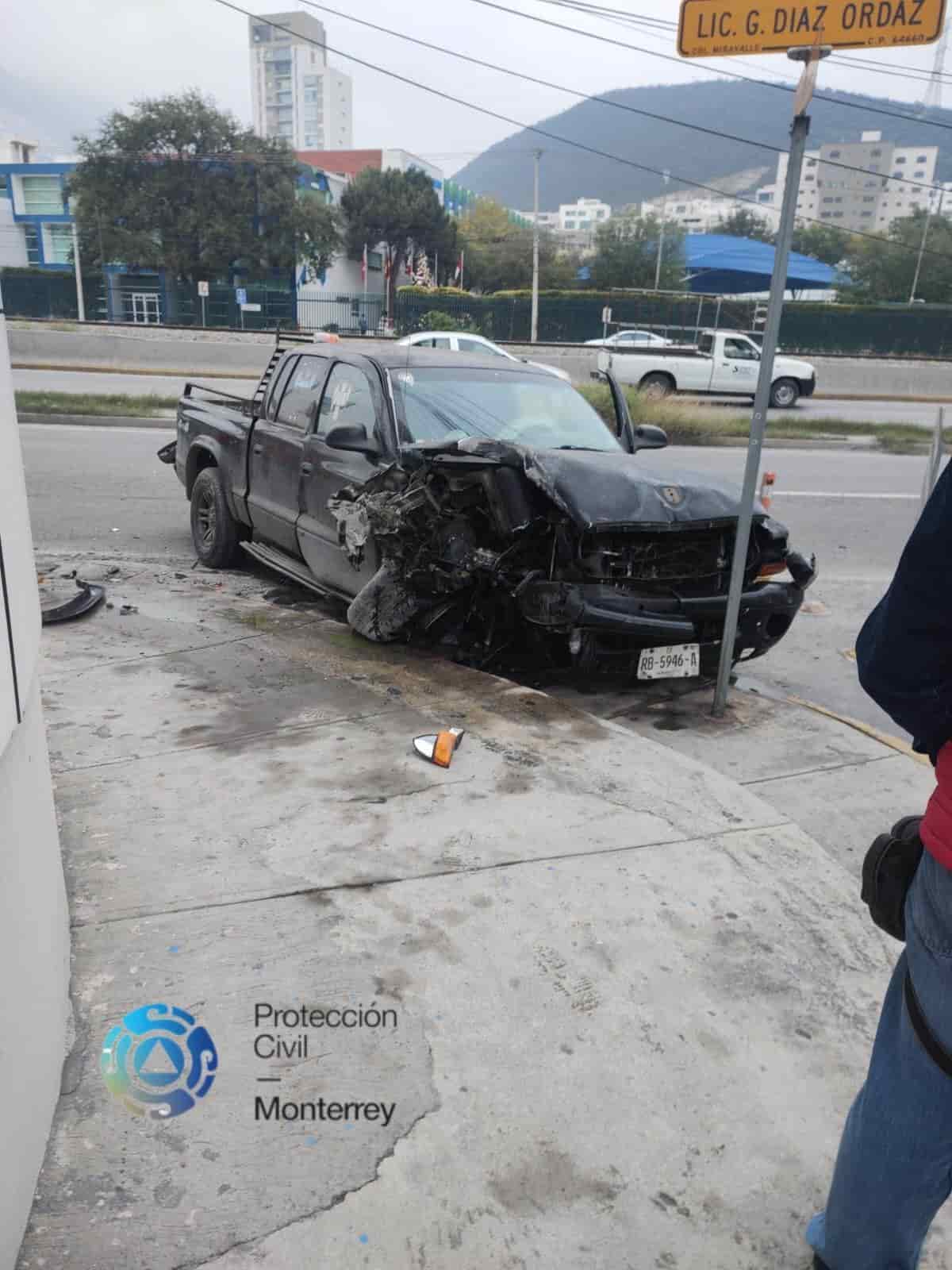 Luego de estrellar su camioneta contra un pote de concreto tras haber brincar el camellón lateral del Bulevar Díaz Ordaz, un conductor dejó abandonada su unidad, ayer en la Colonia Miravalle, municipio de Monterrey.