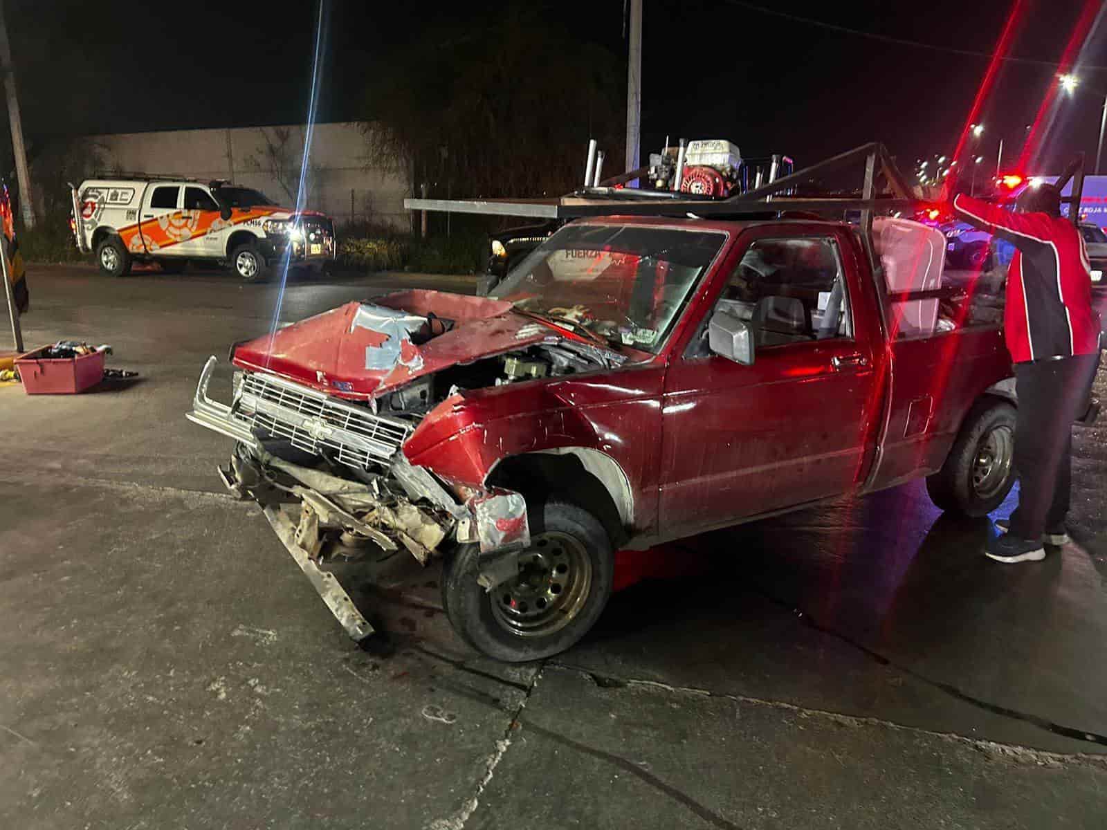 El conductor de una camioneta resultó lesionado tras ser chocado por una grúa que tras los hechos se dio a la fuga, en la Colonia Mirasol, al poniente del municipio de Monterrey.