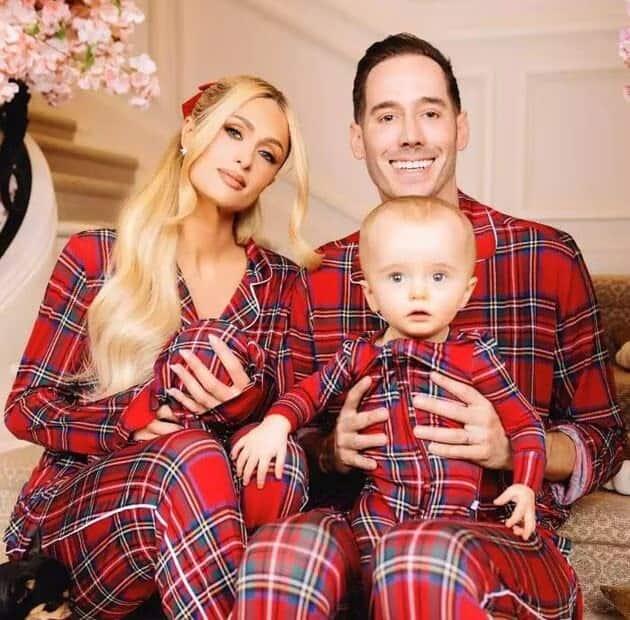 Paris Hilton comparte fotos navideñas con sus hijos... y en lencería