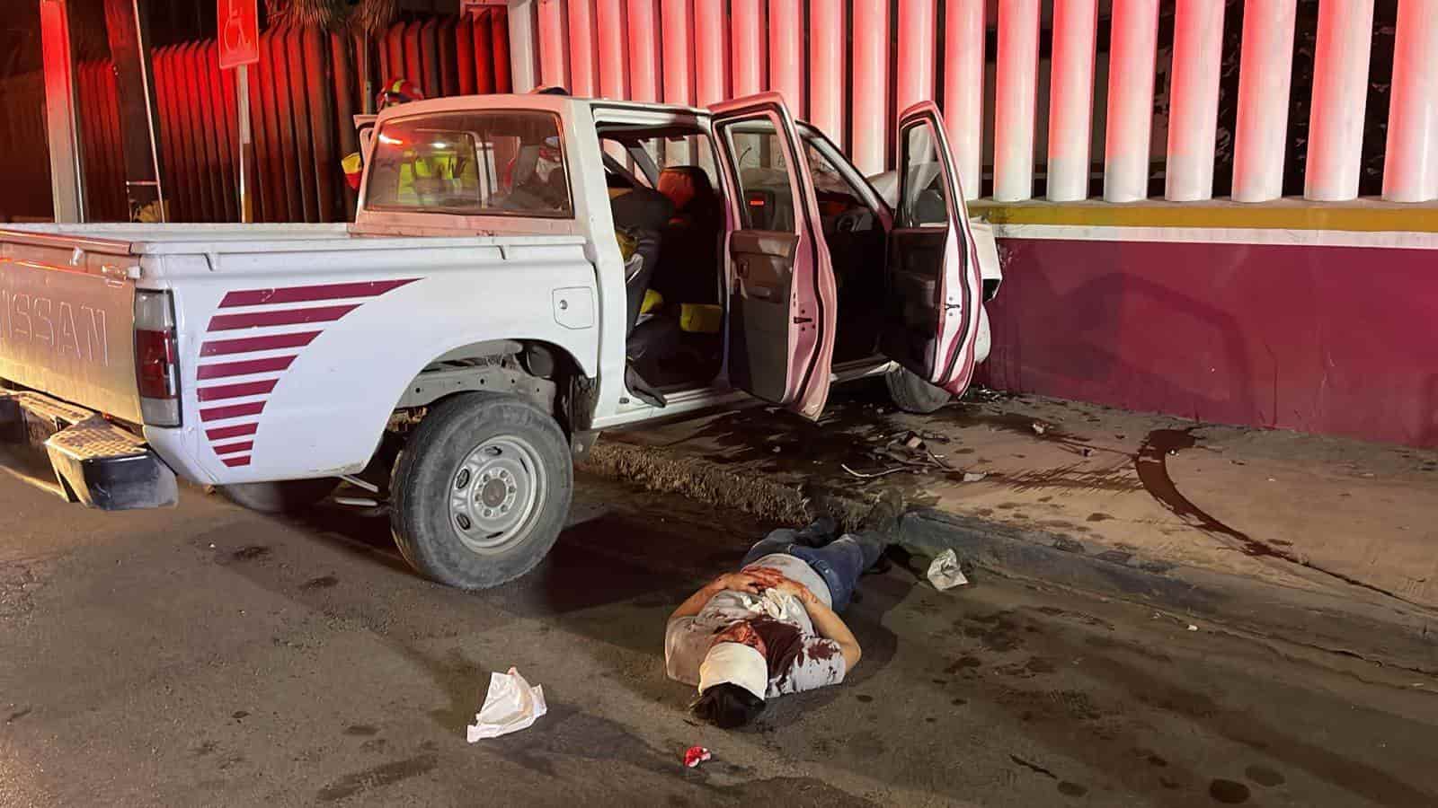 Un saldo de dos lesionados dejó el estrellamiento de una camioneta contra una barda de instalaciones de una Clínica de Pemex, la madrugada de ayer en la Colonia Moderna, municipio de Monterrey.