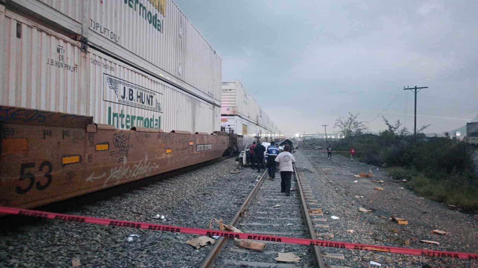 Al intentar ganarle el paso, un tráiler con doble remolque fue impactado por el tren, la tarde de ayer en la Vía a Saltillo y calle Jordan, en la Colonia Industrial, municipio de Monterrey.