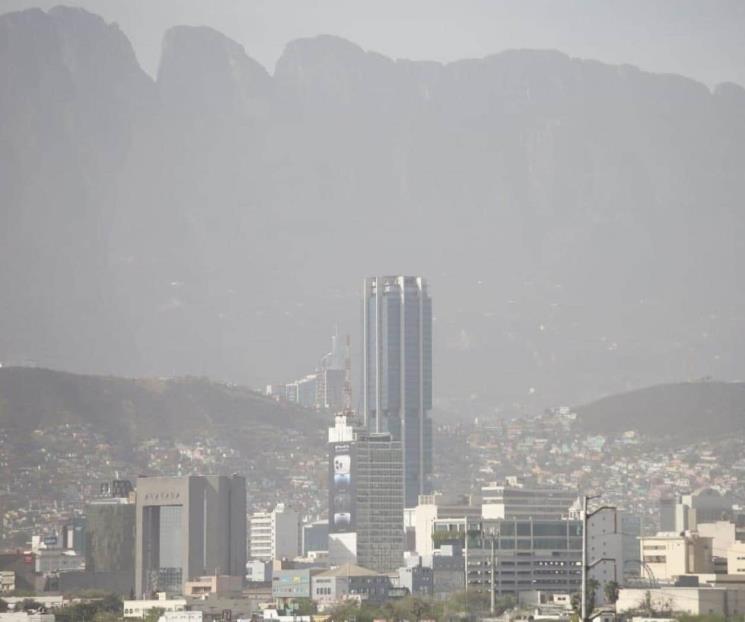 Fuertes vientos contaminan el aire en San Pedro y Santa Catarina