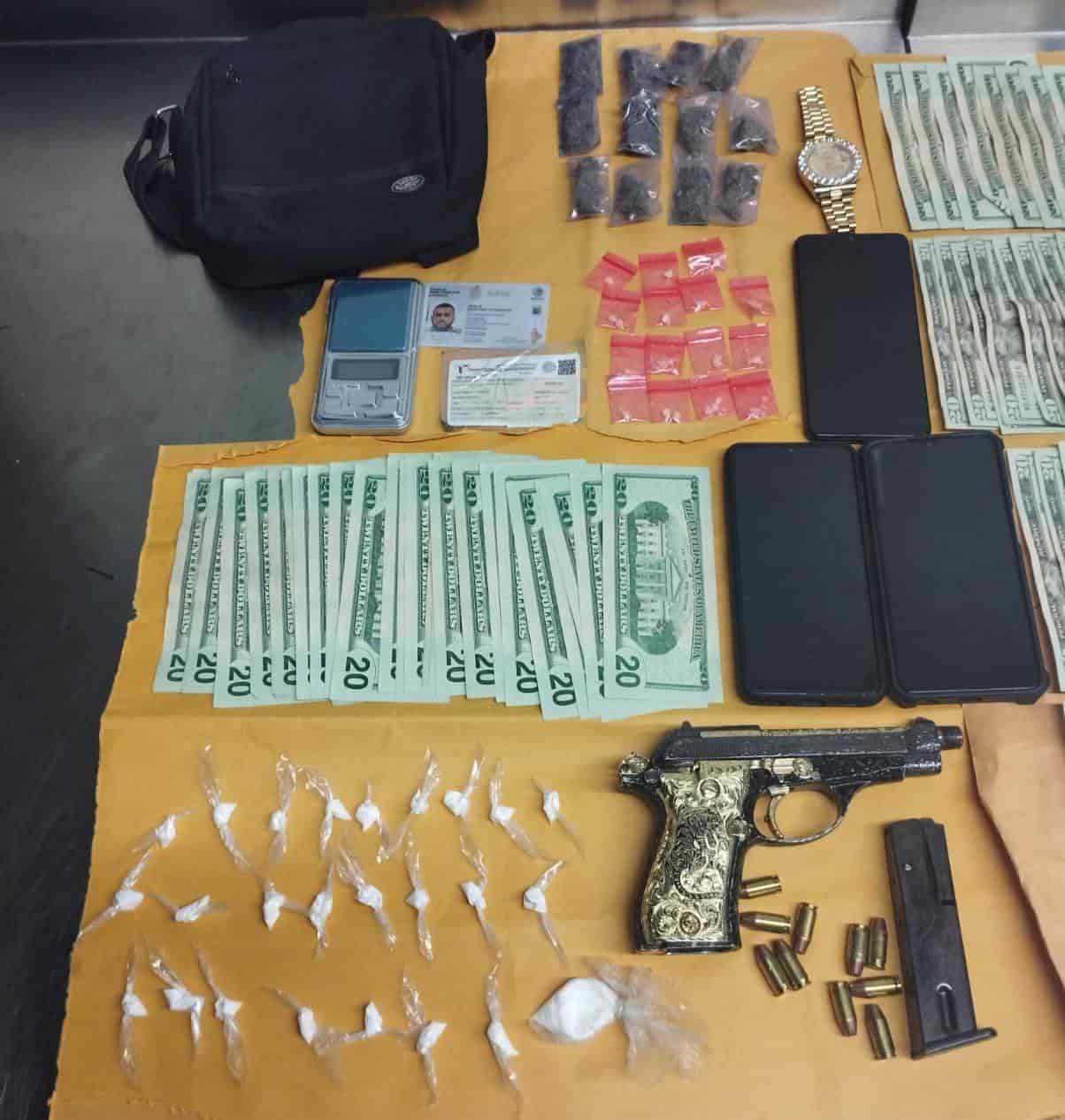 Con 49 kilos de cocaínaen paquetes encondidos en los asientos posteriores de una camioneta, valuada en medio millón de dólares, fueron detenidos dos hombres armados el viernes pasado por efectivos de la Agencia Estatal de Investigaciones en un estacionamiento en el centro de Monterrey.