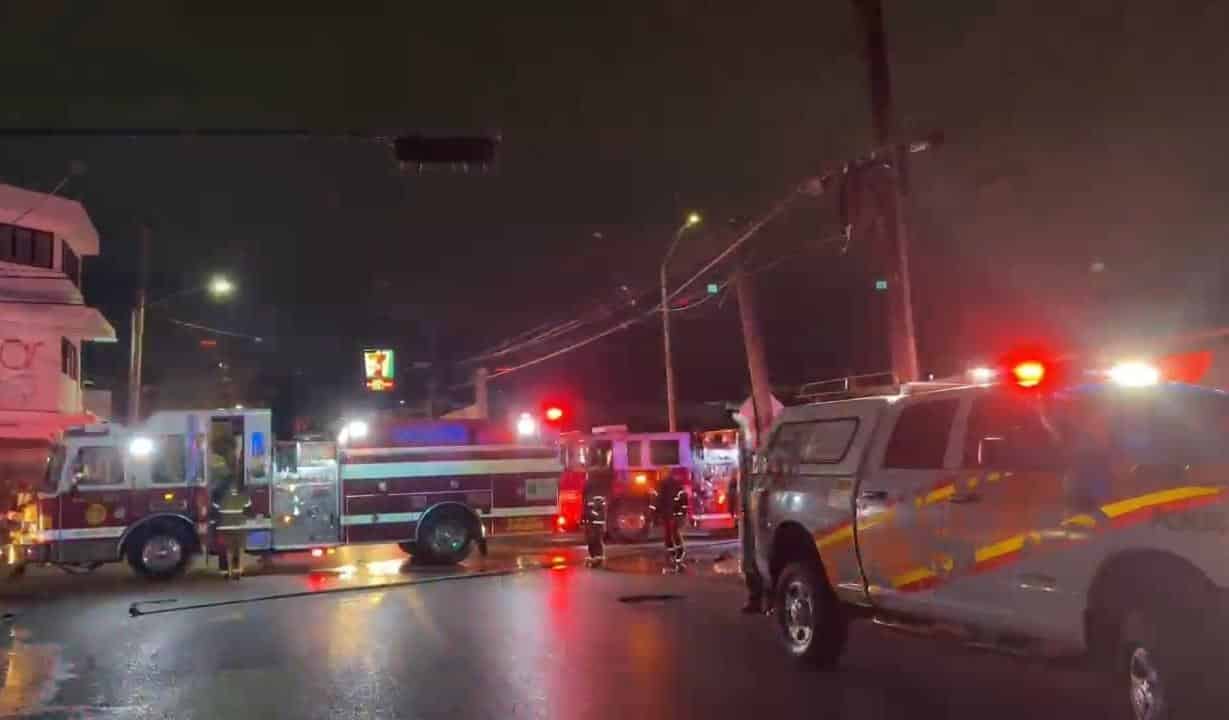 Una presunta riña entre hombres en situación de calle, quienes se calentaban en una fogata dentro de un edificio abandonado, ocasionó un incendio en el lugar donde uno de ellos resultó lesionado, anoche en el centro de Monterrey.