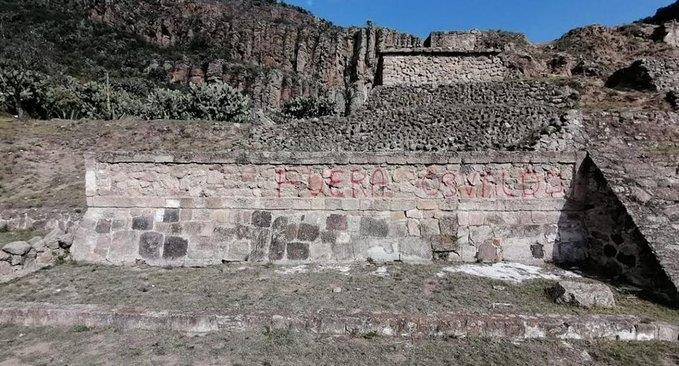 Grafitean monumentos arqueológicos en Huapalcalco, Hidalgo