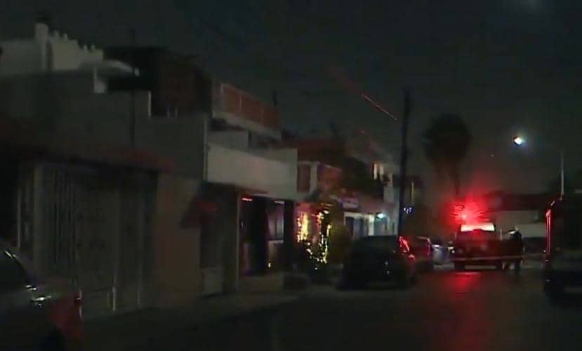 En el interior de su domicilio un hombre fue ejecutado, ayer en la Colonia Loma Linda, al norte del municipio de Monterrey.