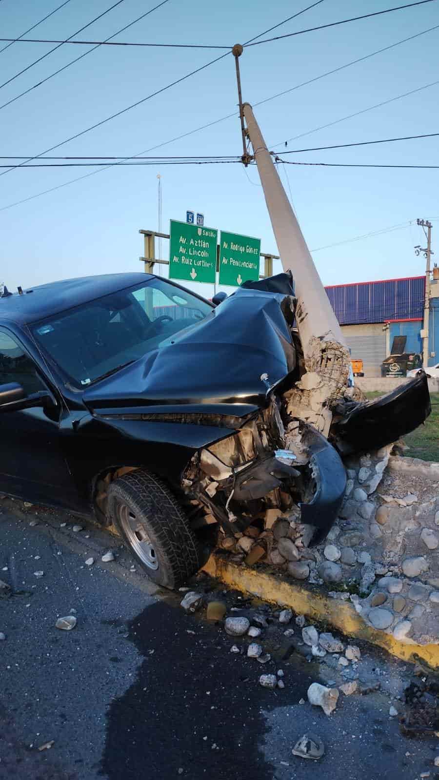 El conductor de una camioneta resultó con diversas lesiones luego de estrellarse contra un poste de concreto de la CFE, ayer en la Avenida Rangel Frías ala altura de la Colonia Topo Chico, al norte de Monterrey.