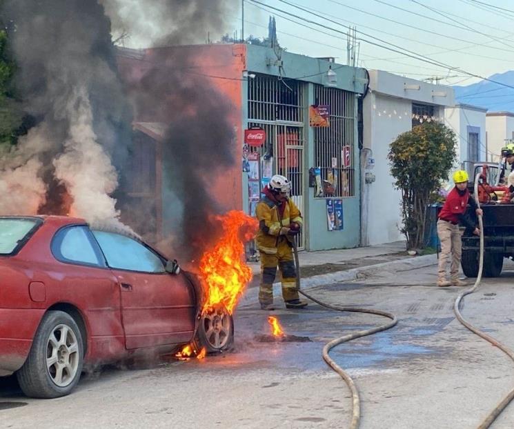 Arde auto en Montemorelos