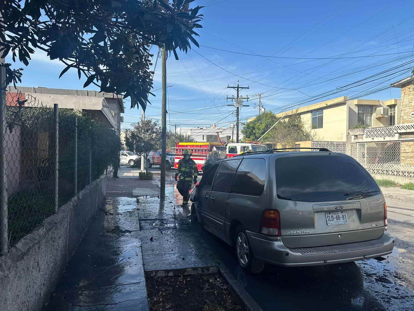 Un auto se incendió la tarde de ayer en calles de la Colonia Mitras Centro, en Monterrey, sin que se reportaran lesionados.