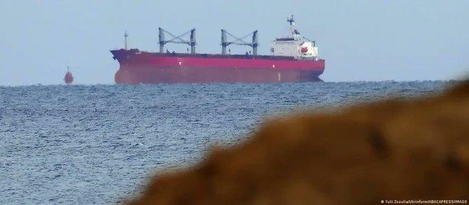 Choca carguero contra mina flotante en Mar Negro