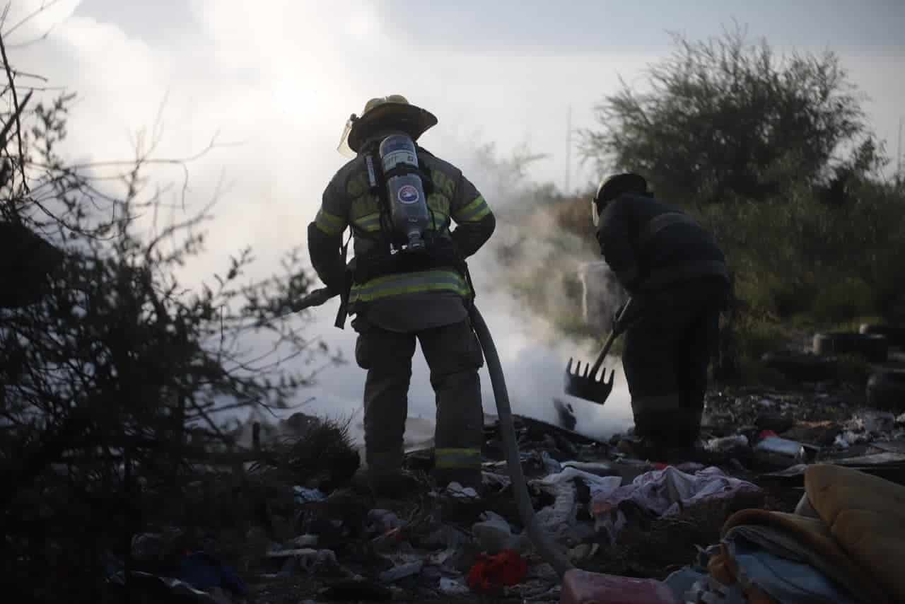 El incendio intencional de un basurero clandestino ubicado en el municipio de García, provocó la movilización de los puestos de socorro, en un predio de esta ciudad.