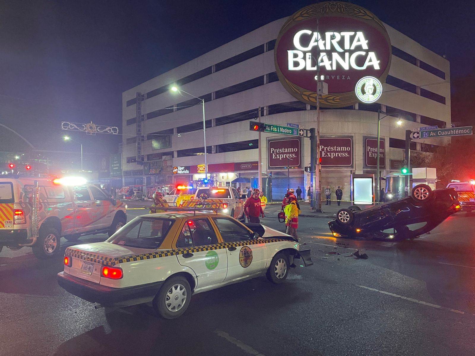Los conductores de dos vehículos resultaron lesionados luego de chocar y volcar uno de ellos, ayer en el cruce de las avenidas Cuauhtémoc y Madero, centro de Monterrey.