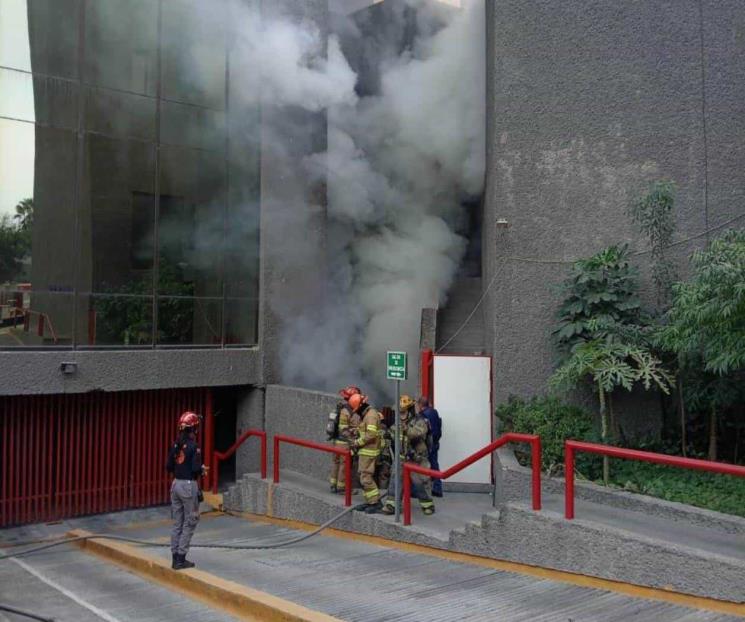 Moviliza incendio en las instalaciones de Infonavit