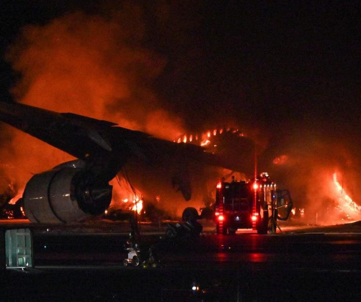 Mueren 5 tripulantes por choque de aviones en aeropuerto de Tokio