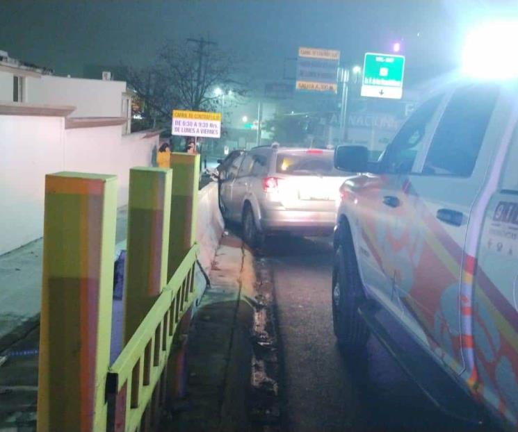 Se estrella camioneta contra muro en Paseo de los Leones
