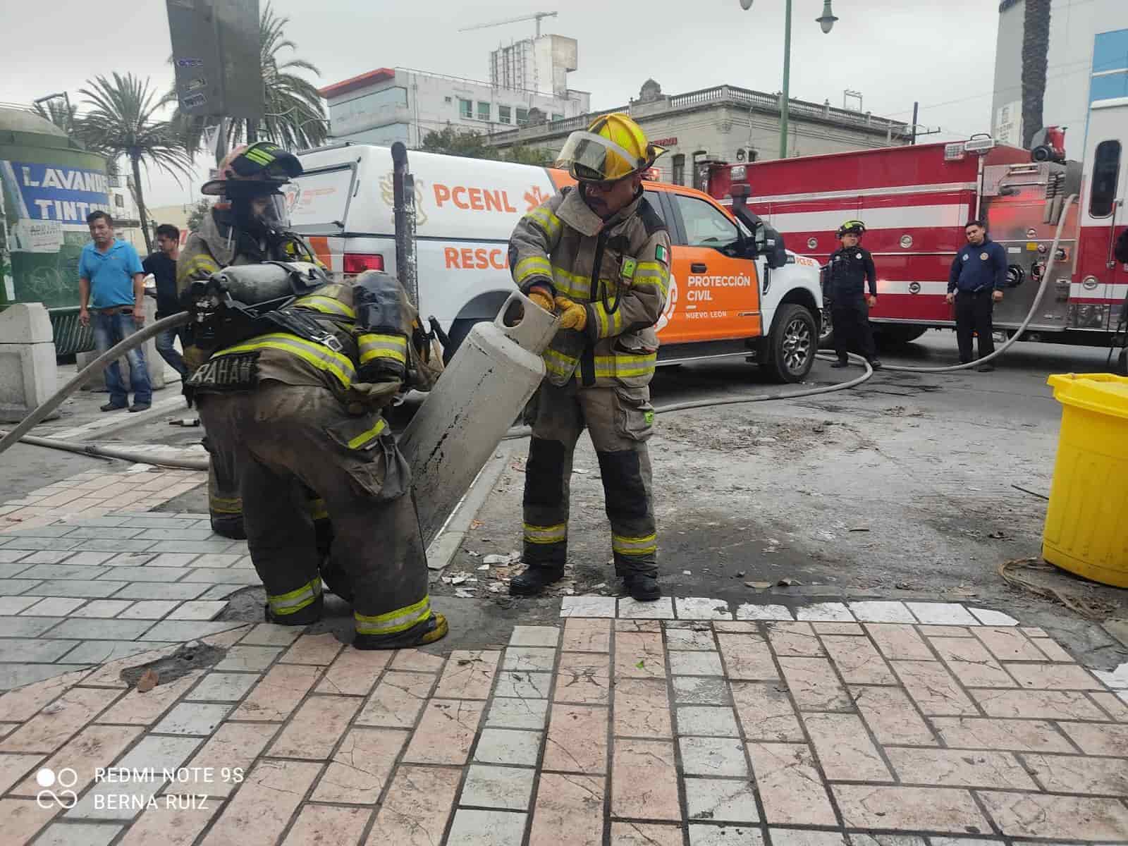 Un flamazo en un tanque de gas de 20 kilos en un negocio de venta de comidas, dejó a un trabajador lesionado, ayer  en el centro de Monterrey.