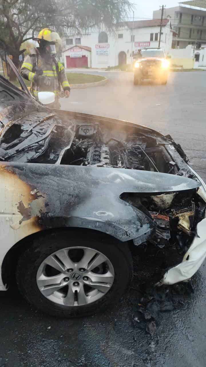 Un vehículo se incendió ayer en calles de la Colonia Altavista, al sur de Monterrey, sin que se reportaran lesionados.