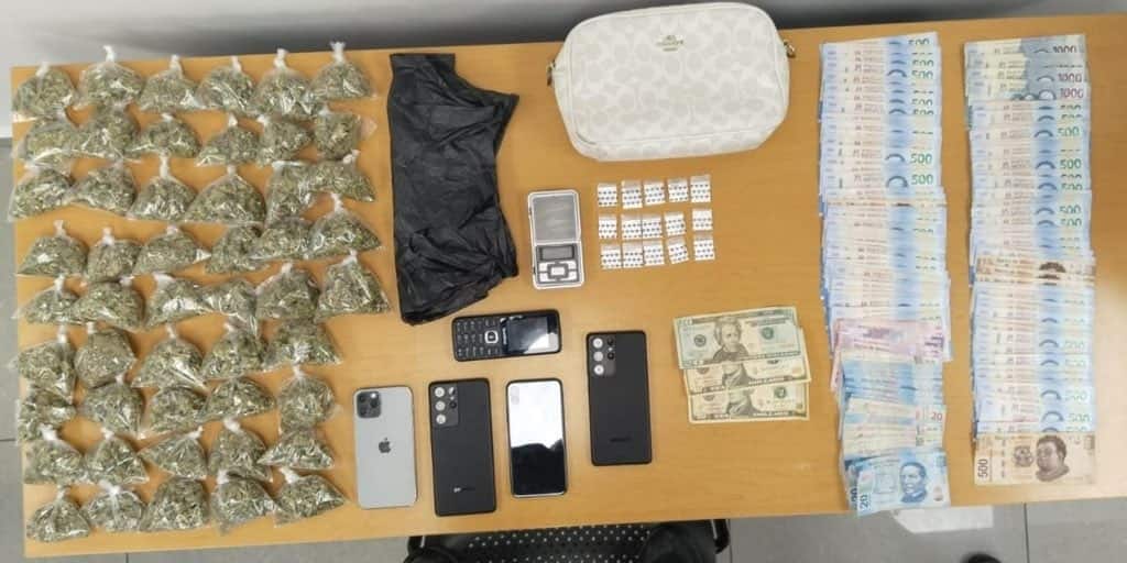 Un presunto narcomenudista fue detenido por elementos de Fuerza Civil en el municipio de García, le aseguraron droga y más 12 mil pesos en efectivo.