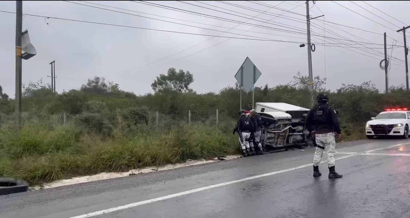 Un hombre terminó con lesiones de consideración, al volcar su camioneta en un tramo de una carretera, que cruza el municipio de Montemorelos.
