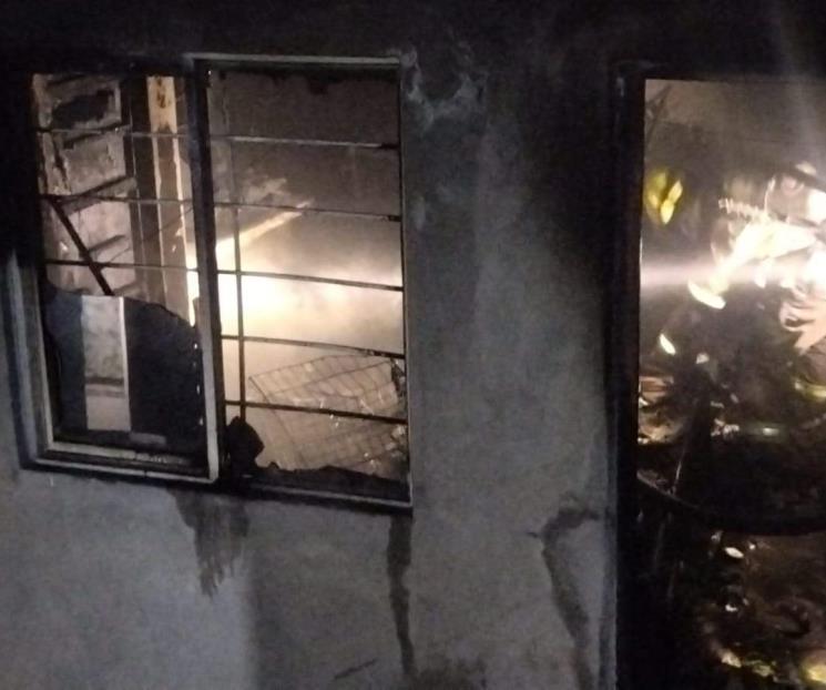 Causa veladora incendio en casa de Monterrey