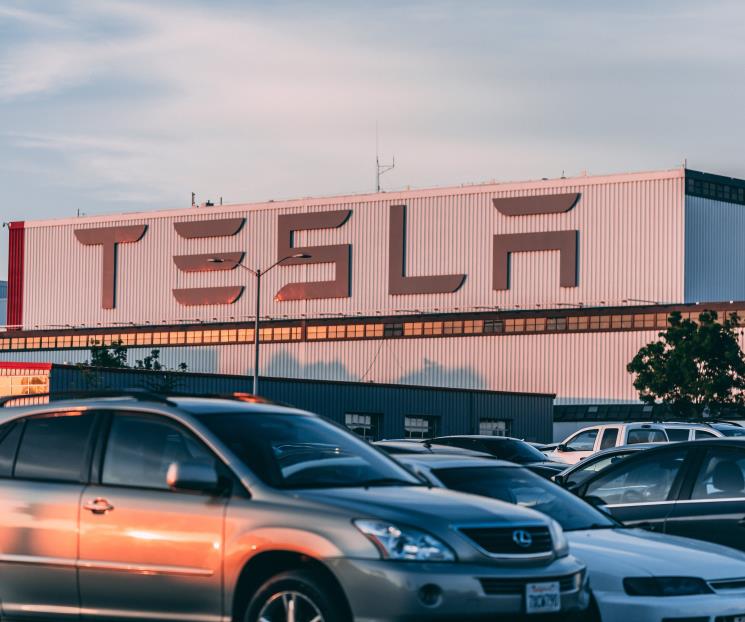 Retira Tesla más 1.6 millones de autos en China 