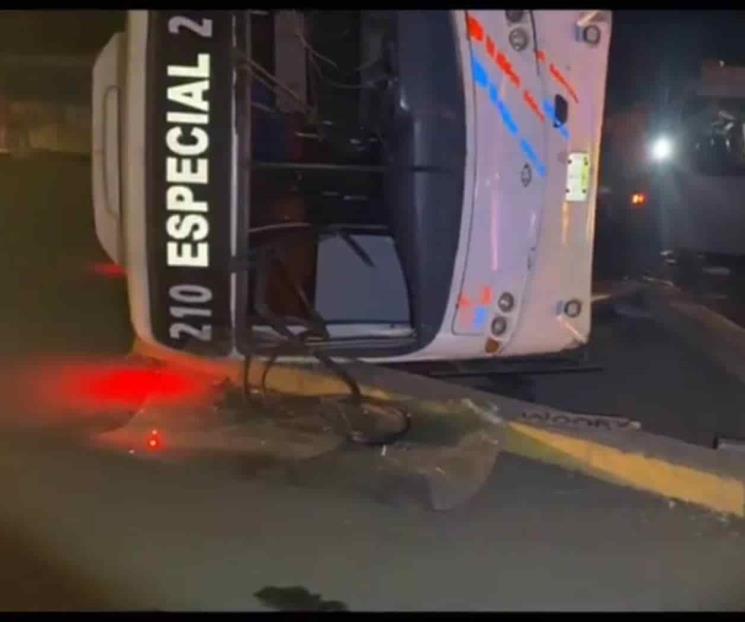 Vuelcan camiones de personal en Juárez, hay 3 heridos