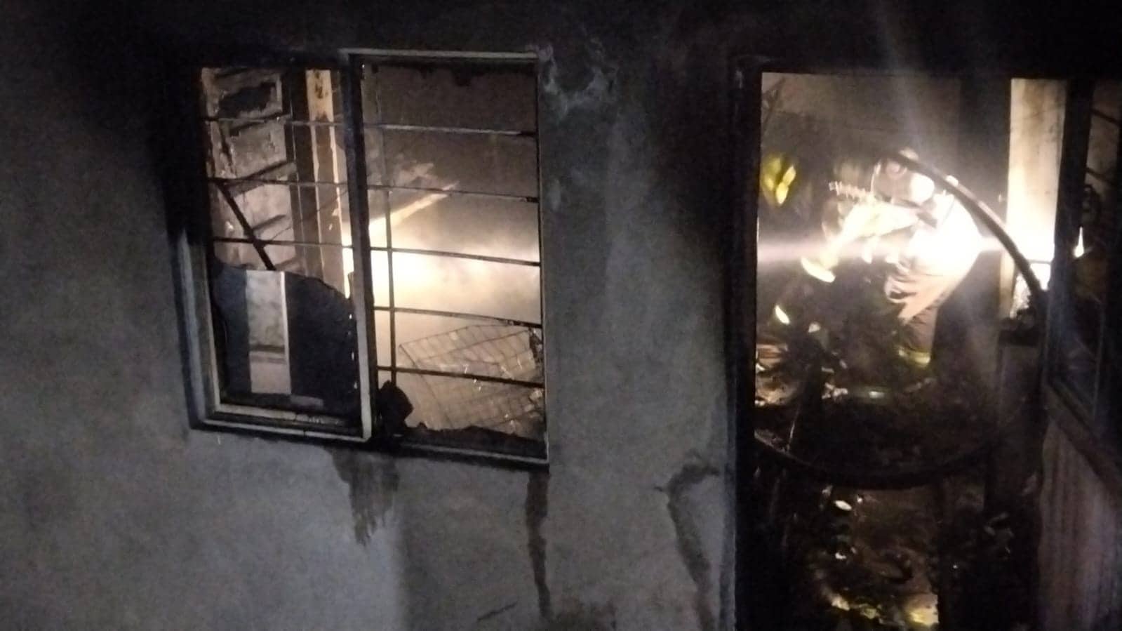 Una veladora encendida en un domicilio de la Colonia Santa Cruz, al norte de Monterrey, consumió dos cuartos de renta, sin que se reportaran personas lesionadas.